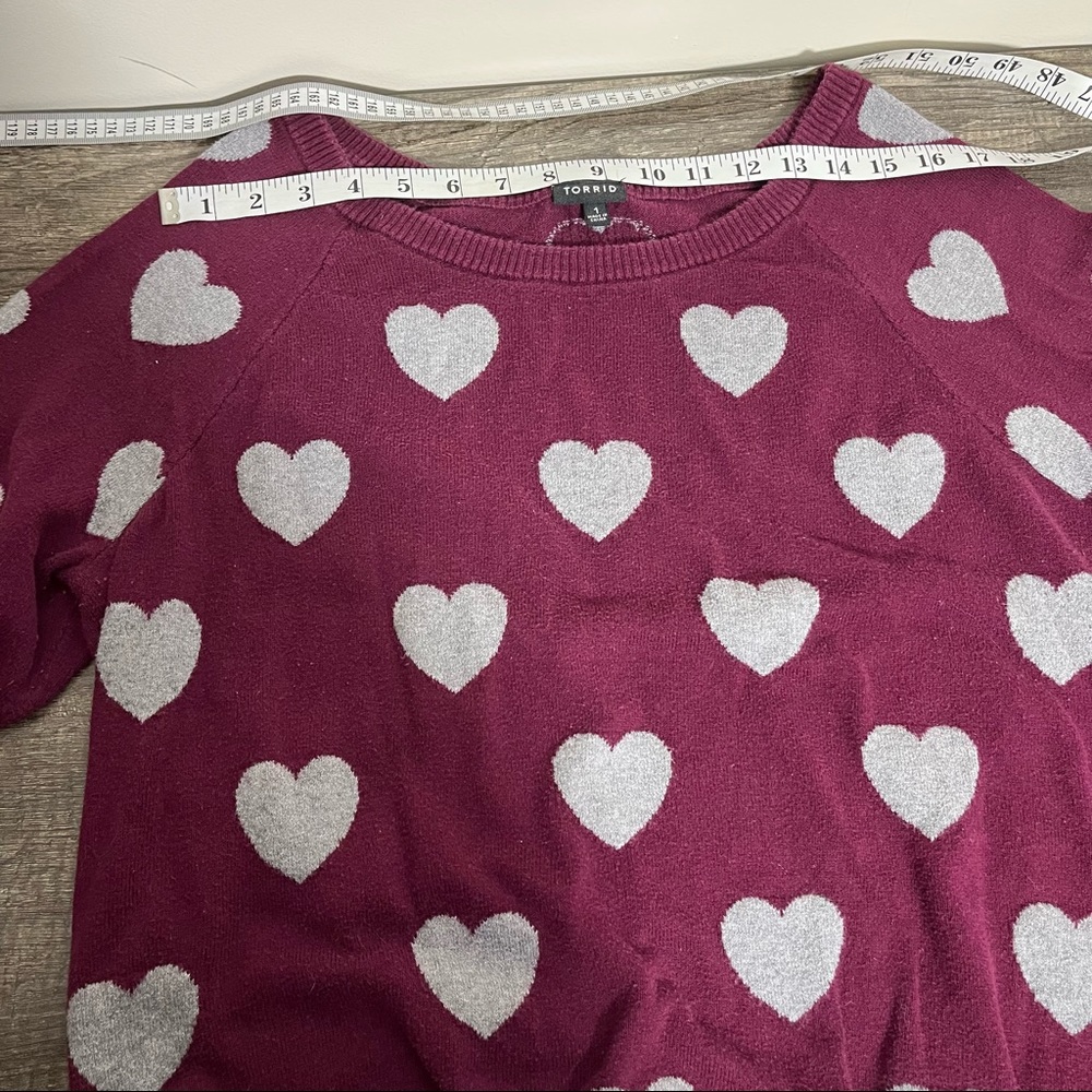 🎉 HP 🎉 Torrid Burgundy and Gray Cotton Heart Print Sweater, Size 1 - Picture 7 of 13